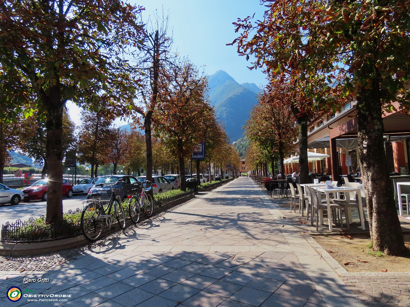 52 Viale Papa Giovanni con vista sul Monte Zucco.JPG